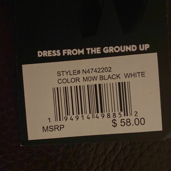 Nine West shawl with clasp, new with tags - Picture 4 of 4